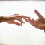 Come il corpo diventa la macchina della verità della vostra relazione: quando la schiena fa male e il problema è il partner come-il-corpo-diventa-la-macchina-della-verita-della-vostra.jpg